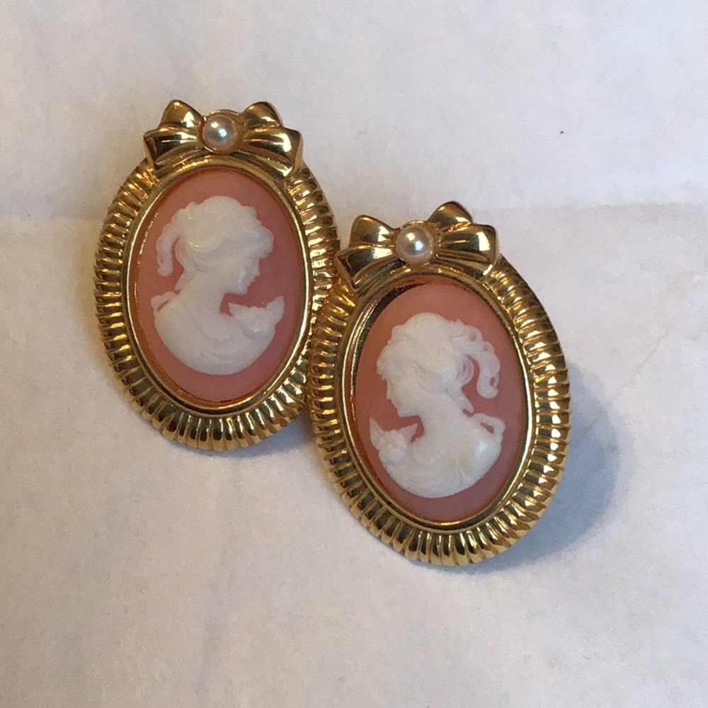 Vintage Avon Victorian Cameo Silhouette Earrings - Picture 8 of 8